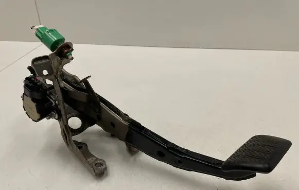 Toyota Prius (XW30) Brake pedal