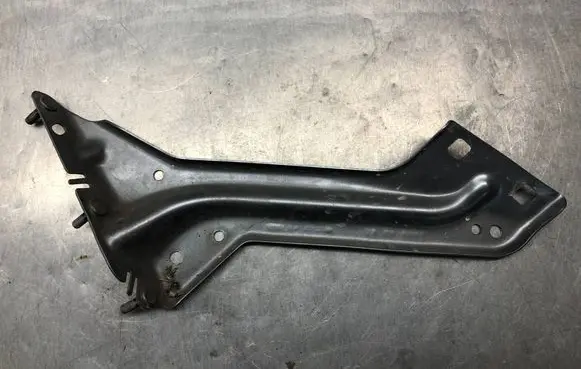 Audi Q5 SQ5 8R Fender mounting bracket 8R0821135