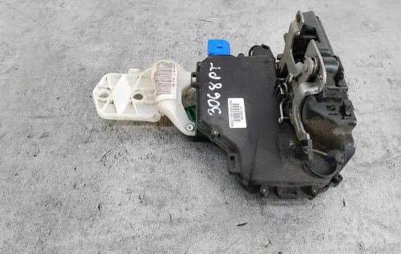 Volkswagen Polo IV 9N3 Rear door lock 3B4839016AG