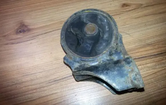 Suzuki Baleno EG Engine mount bracket