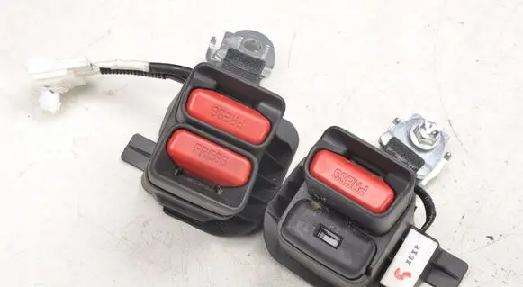 Toyota C-HR I Rear seatbelt buckle