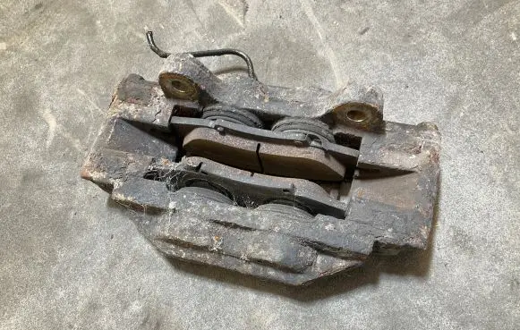 Toyota Hilux (AN10, AN20, AN30) Front brake caliper