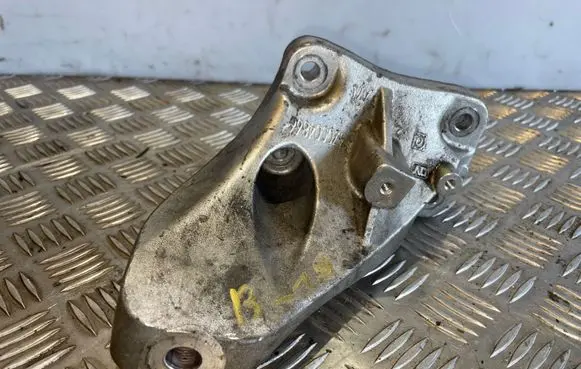 Maserati Ghibli Engine mounting bracket 670004866