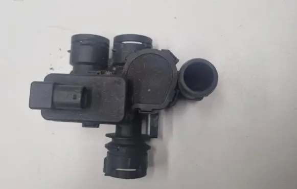 Mercedes-Benz E W211 Coolant heater control valve 2118320584 A2118320584