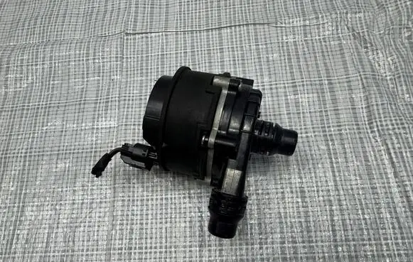 Maserati GranTurismo Water pump 670213736