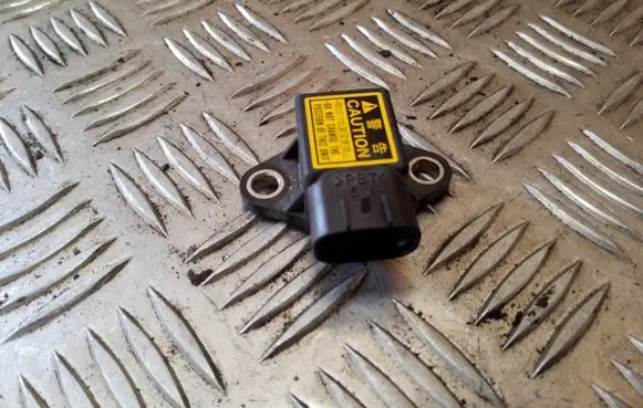 Toyota RAV 4 (XA20) Airbag deployment crash/impact sensor