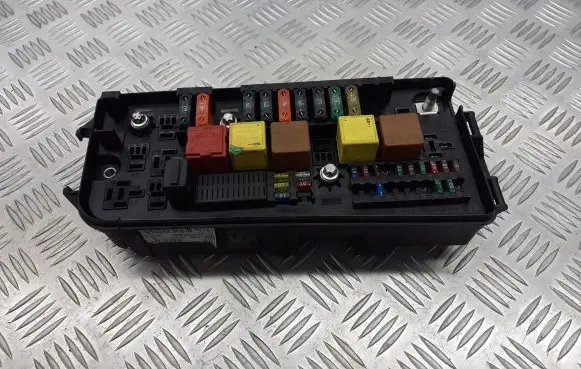 Opel Vectra C Fuse box cover 13112920
