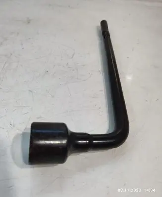 Hyundai Santa Fe Wheel nut wrench 