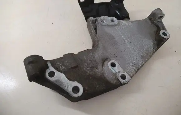 Opel Vivaro Engine mounting bracket 8200741758