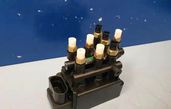 Audi Q7 4M Air suspension valve block 4M0616013 4M0616013A 4M0616013B