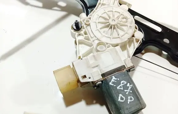 BMW 1 E81 E87 Front door window regulator motor 0130822227
