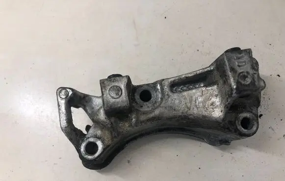 Peugeot 308 Engine mounting bracket 9681861680