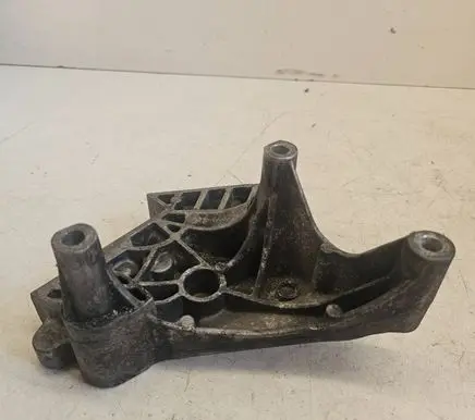Engine mounting bracket