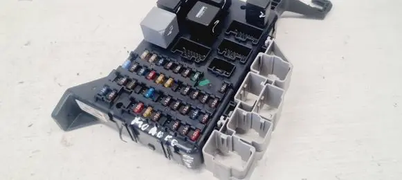 Ford Mondeo Mk III Fuse module 3G1130931 4S7T14A073AA
