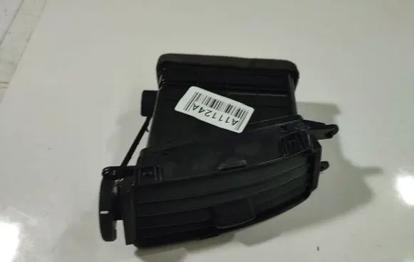 Hyundai i30 Dash center air vent grill 974102R000