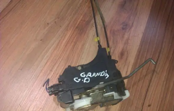 Mitsubishi Grandis Rear door lock