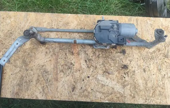 Front wiper linkage and motor