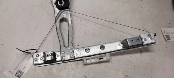 Rear door manual window regulator