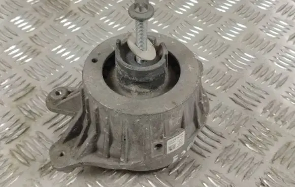 Mercedes-Benz E W238 Engine mount bracket A2052407700 36934 ZGS002