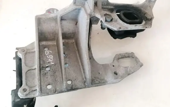 Nissan Qashqai Engine mount bracket 8200358147 8200395661
