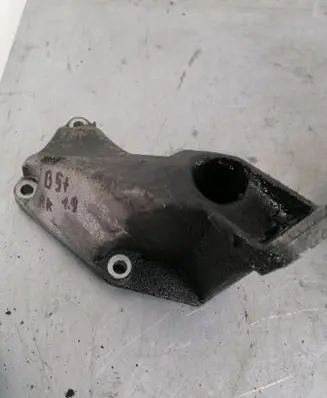 Volkswagen PASSAT B5.5 Engine mounting bracket 8D0199307P