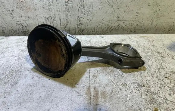 Jeep Grand Wagoneer Piston with connecting rod