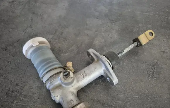 Mitsubishi Pajero Sport I Clutch master cylinder 