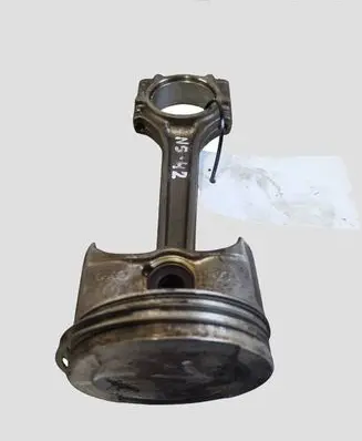 Volkswagen Golf V Piston with connecting rod