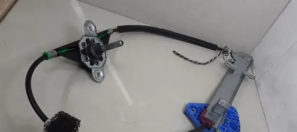 Rear door manual window regulator