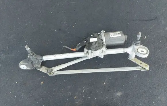 BMW 2 F46 Front wiper linkage and motor 7301043