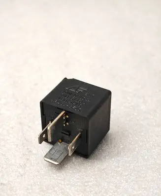 Skoda Fabia Mk1 (6Y) Other relay 7M0951253A 95VW10K705CA V23136J6X45