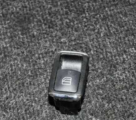 Mercedes-Benz C W204 Electric window control switch A2048707358 03139101