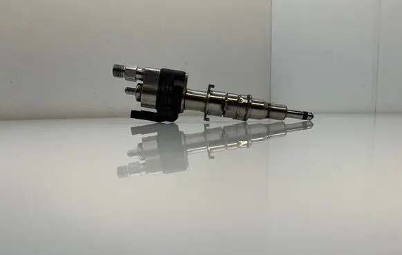 BMW 5 E60 E61 Fuel injector 7585261