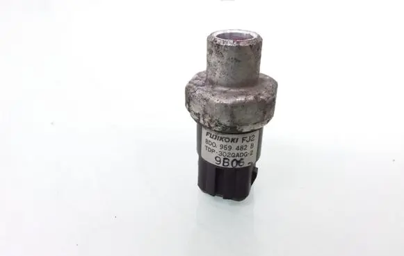 Volkswagen PASSAT B5.5 Air conditioning (A/C) pressure sensor 8D0959482B