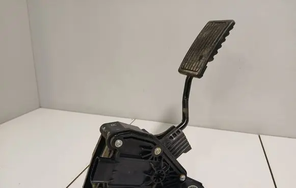 Honda CR-V Accelerator throttle pedal J30000024921