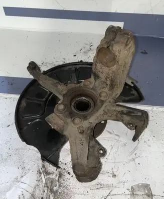 Volkswagen Golf V Front wheel hub