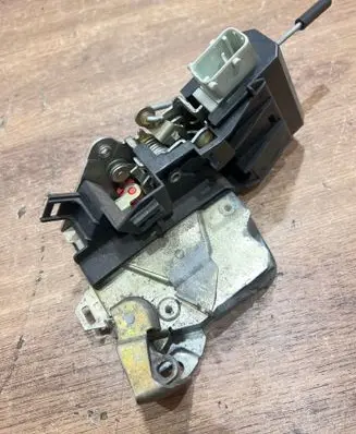 BMW 5 E39 Rear door lock 8166245