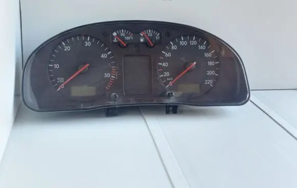 Volkswagen PASSAT B5 Speedometer (instrument cluster) 3B0919881N
