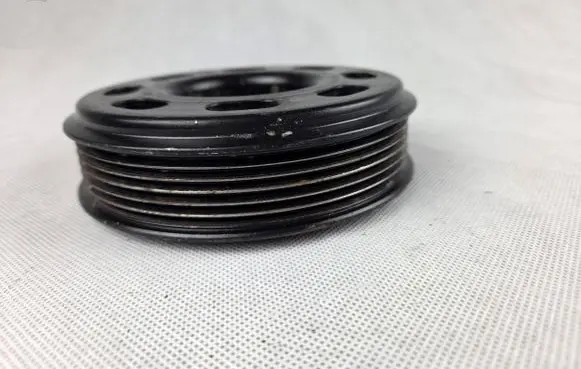 Skoda Fabia Mk3 (NJ) Crankshaft pulley 04C105243C