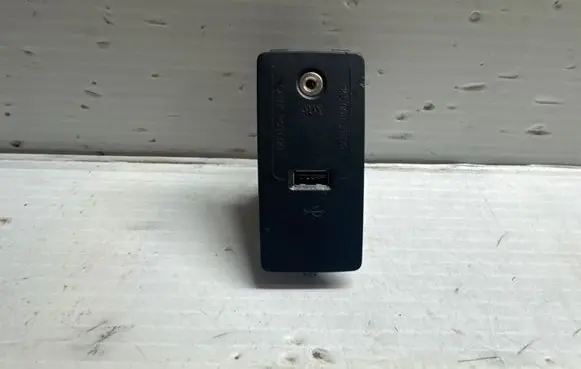 Volvo XC90 USB socket connector 31389705