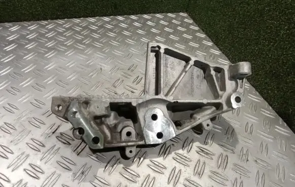 Opel Movano B Engine mounting bracket 112310605R