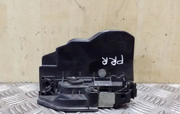 BMW X3 E83 Front door lock 7202144