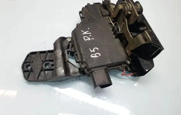 Volkswagen PASSAT B5 Front door lock 3B0837 3B0837867