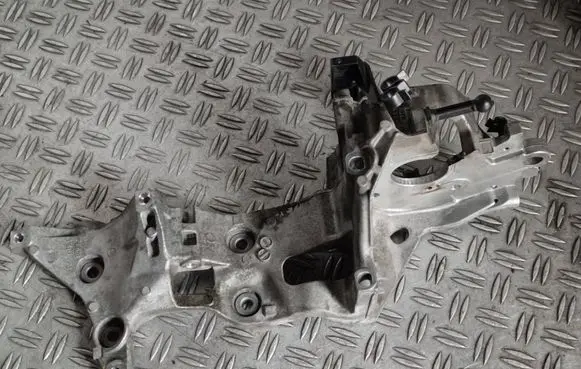 Audi Q5 SQ5 Generator/alternator bracket 04L903143B