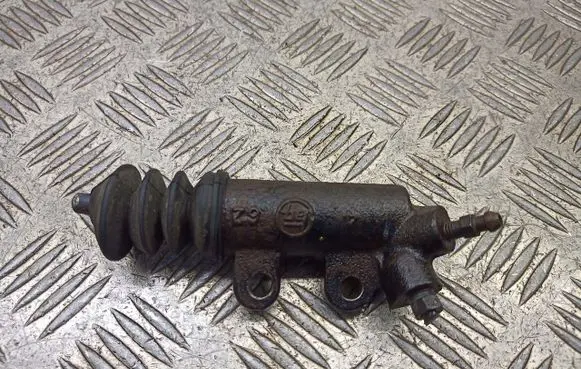 Toyota RAV 4 (XA30) Clutch slave cylinder 