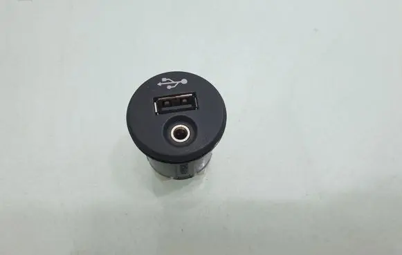 Nissan Juke I F15 USB socket connector 