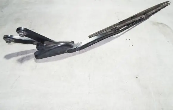 Mercedes-Benz S W220 Front wiper blade arm
