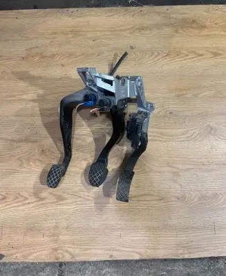 Audi A6 Allroad C5 Pedal assembly 8D1721117P