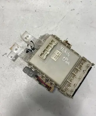 Toyota Yaris Fuse module 8273052700 9624