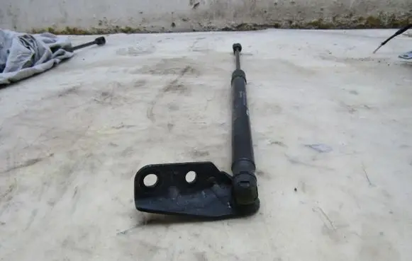 Suzuki SX4 S-Cross Tailgate strut KRIS235789